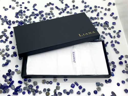 LIANAのゴールドロゴ入りの高級感のある化粧箱（ラピスラズリ）